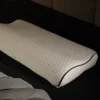 Ein einzelnes Bodypur-Kissen in Seitenansicht auf dunklem Hintergrund, mit Fokus auf die strukturierte Oberfläche und die Umrandung des Kissens.