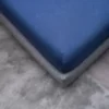 Eck-Nahaufnahme einer Premium Spannbetttuch in dunkelblau gespannt auf einer Matratze
